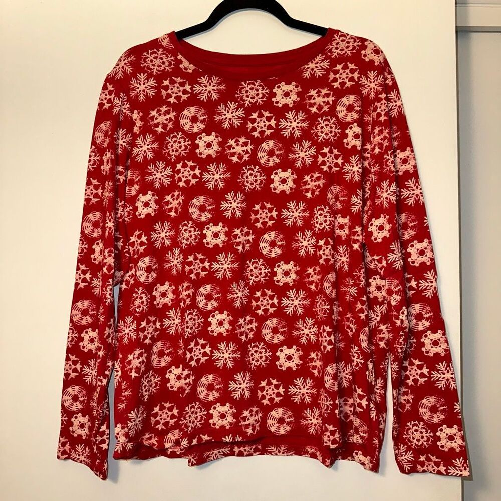 Lands End Women’s XL Long Sleeve Crew Shirt Red White Christmas Snowflakes EUC